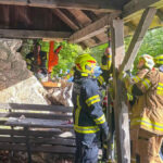 Cabrio kracht in Gedenkstätte am Attersee und bringt diese fast zum Einsturz