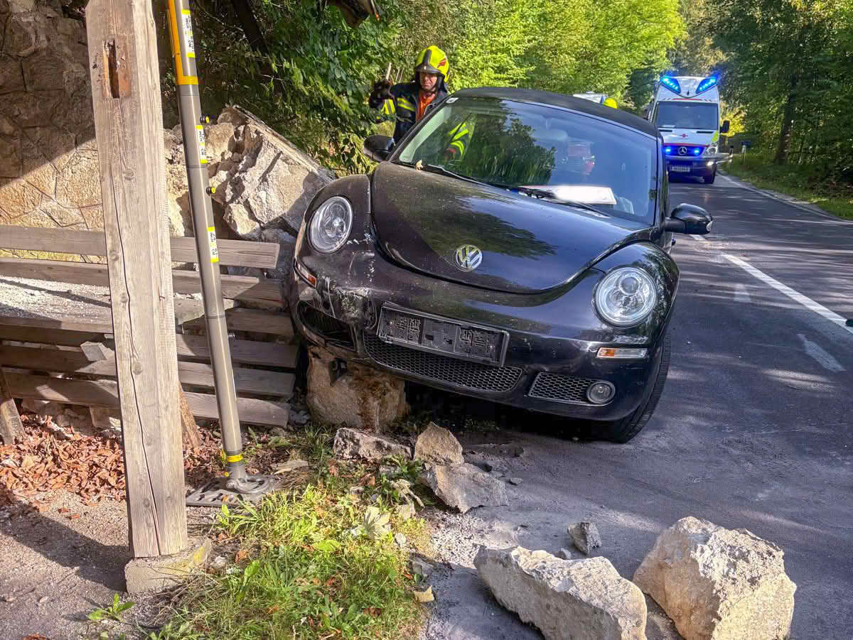 Cabrio kracht in Gedenkstätte