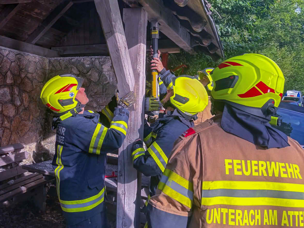 Cabrio kracht in Gedenkstätte