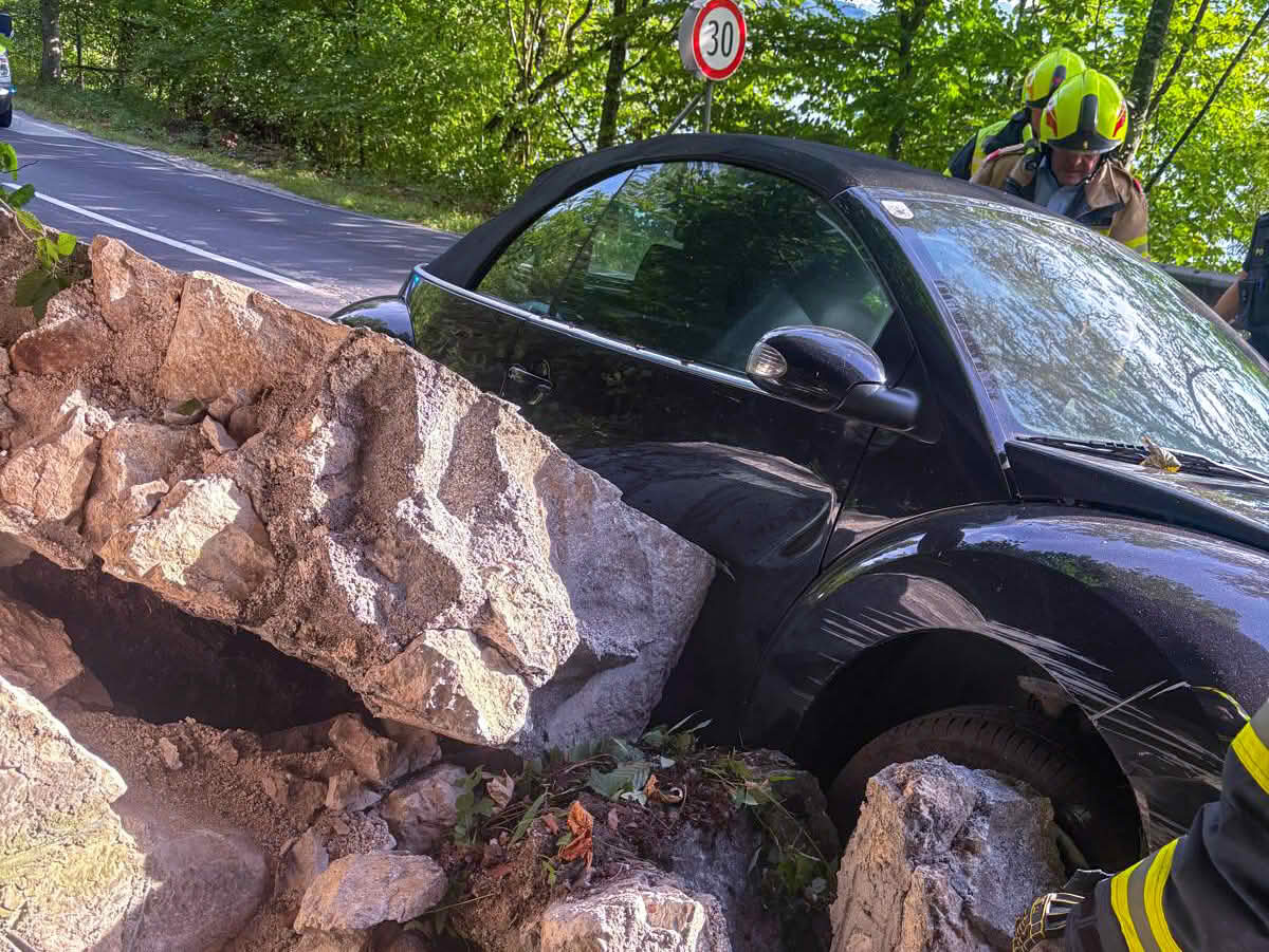Cabrio kracht in Gedenkstätte
