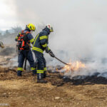 Feeurwehrleute beim 1 Vegetationsbrandbekämpfungs-Basislehrgang im Bezirk Vöcklabruck löschen ein brennendes Feld