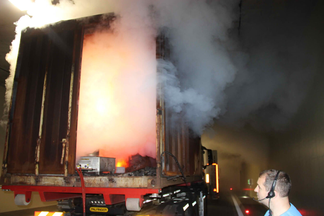 BFKDO Jennersdorf: Übung im Bereich der Unterflurtrasse (UFT) 7 Brennendes Ladegut in LKW