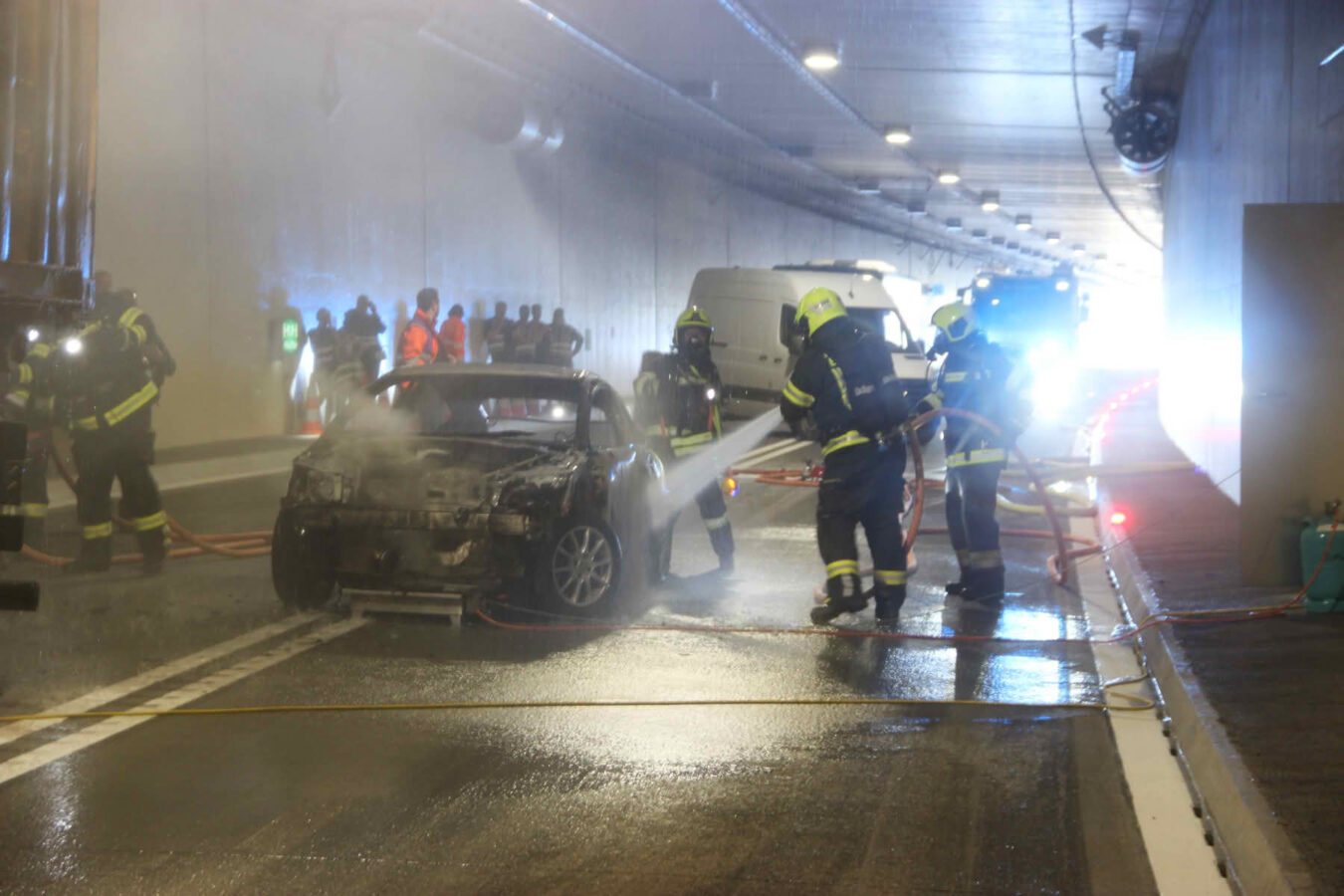 BFKDO Jennersdorf: Übung im Bereich der Unterflurtrasse (UFT) 6 Feuerwehrleute löschen brennenden PKW in Unterflurtrasse
