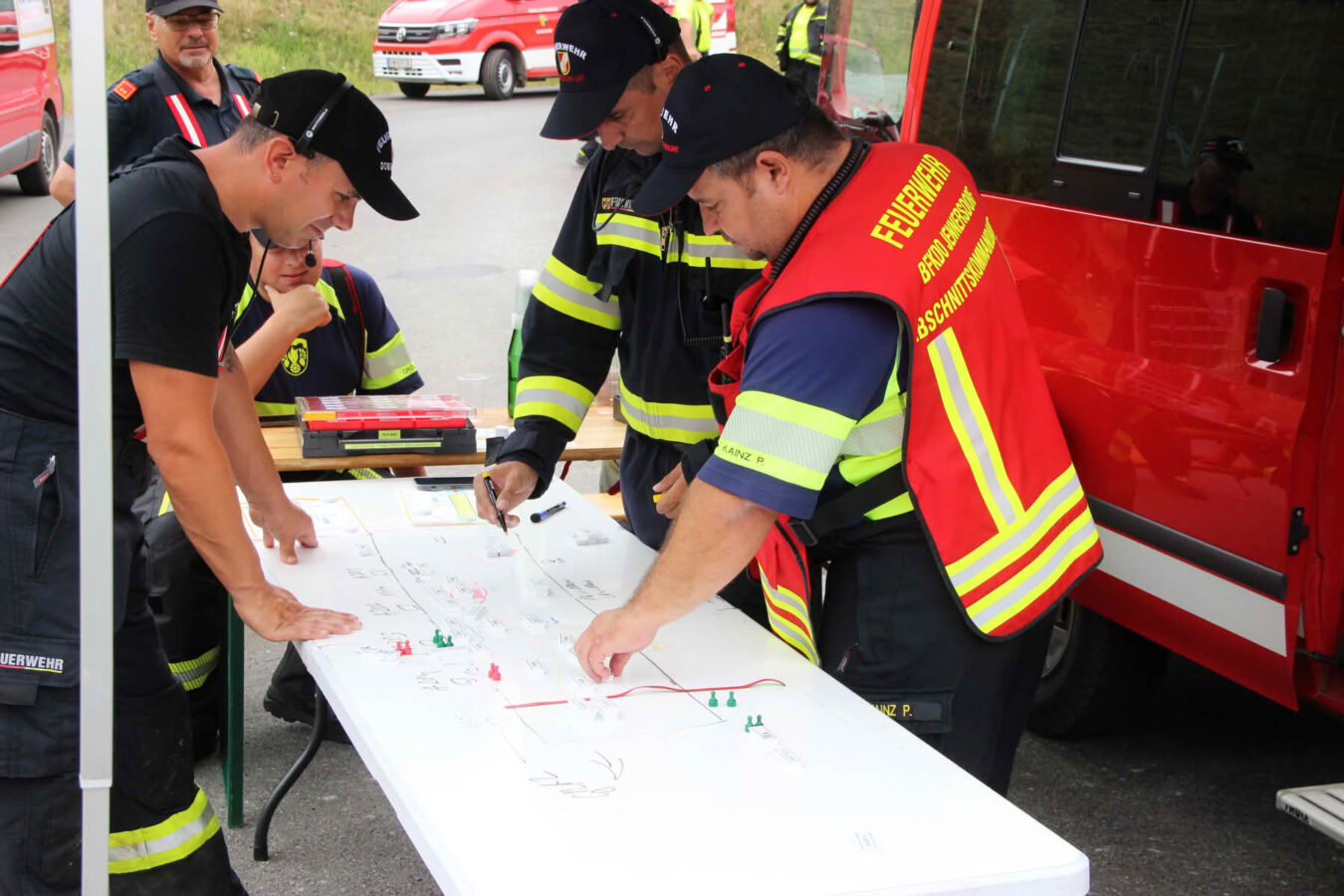 BFKDO Jennersdorf: Übung im Bereich der Unterflurtrasse (UFT) 9 Lagebesprechung bei der Übung im Bereich der Unterflurtrasse
