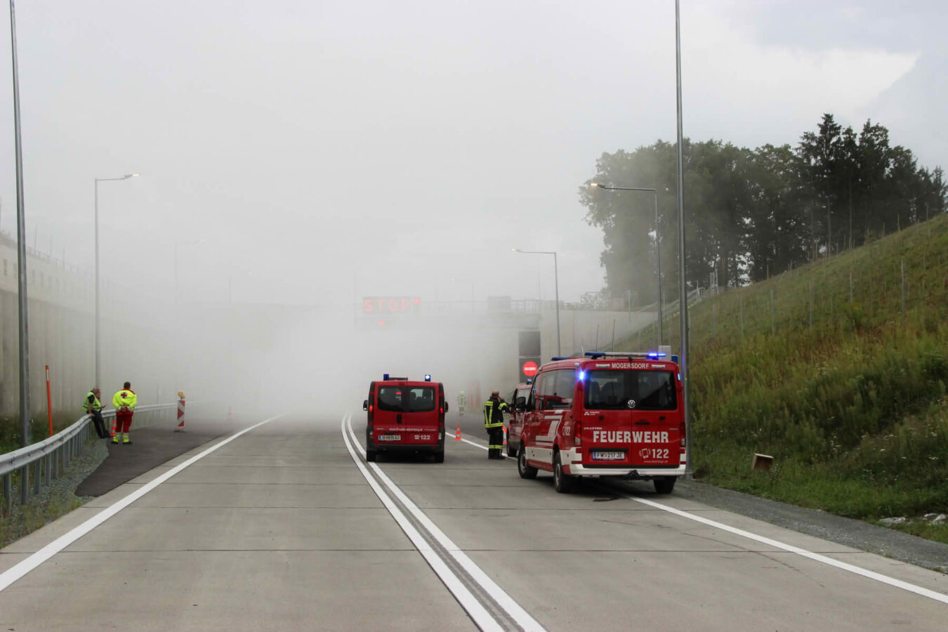 BFKDO Jennersdorf: Übung im Bereich der Unterflurtrasse (UFT) 8 Verrauchtes Portal der Unterflurtrasse