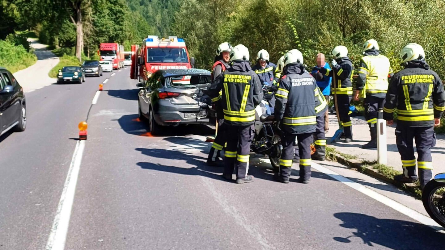 B145 Mitterweißenbach, Motorrad kollidiert mit PKW 2 Motorrad kollidiert mit PKW