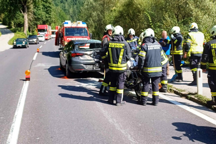 B145 Mitterweißenbach, Motorrad kollidiert mit PKW