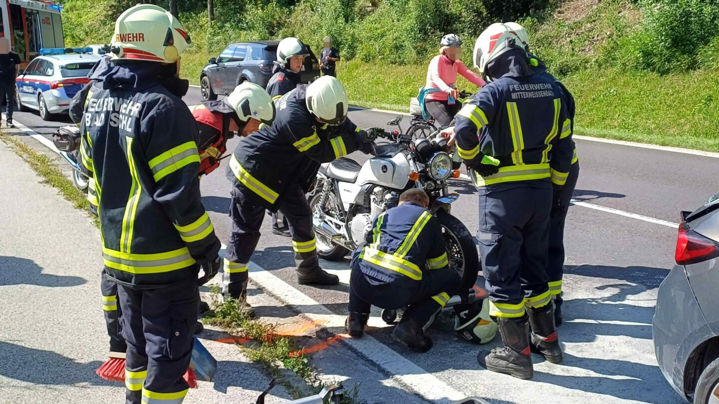 B145 Mitterweißenbach, Motorrad kollidiert mit PKW 3 Motorrad kollidiert mit PKW