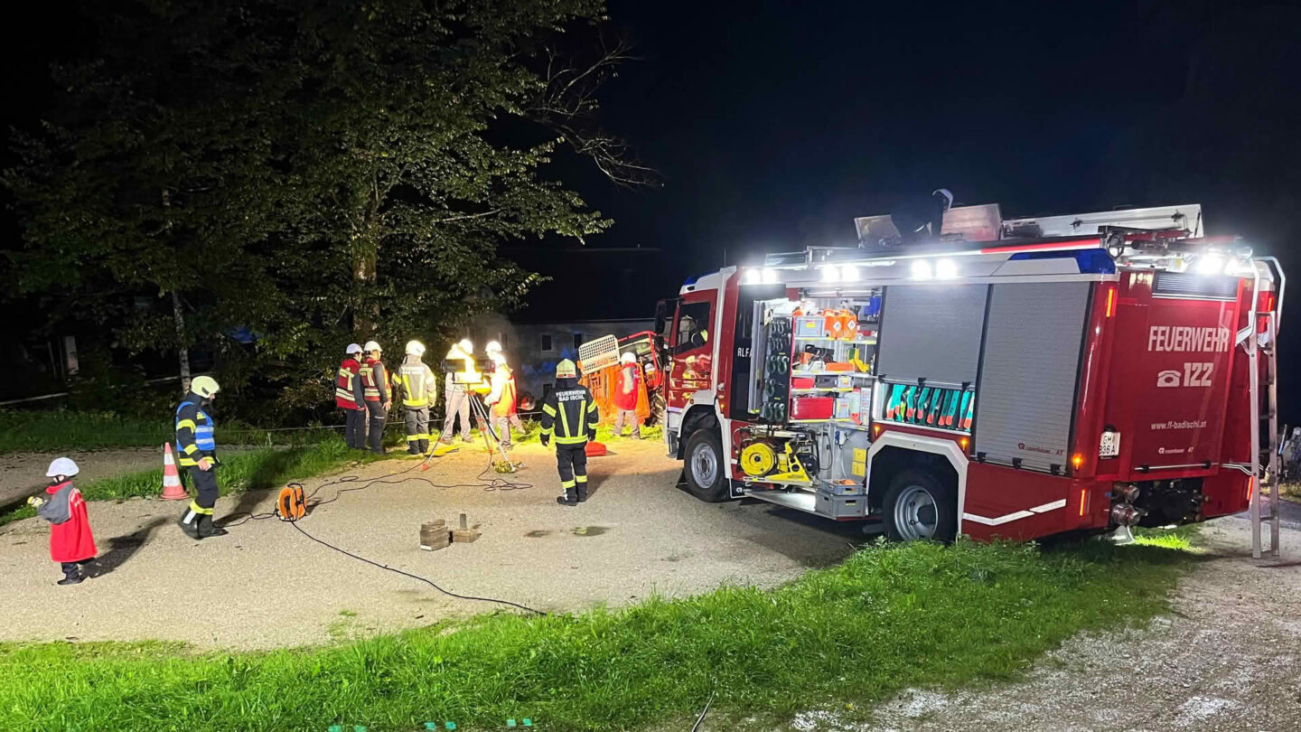 Feuerwehrfahrzeug mit Beleuchtung bei der Übung mit Kindern