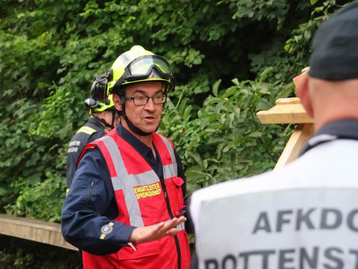 Kontrollierte Sprengung durch Feuerwehr-Spezialeinheit