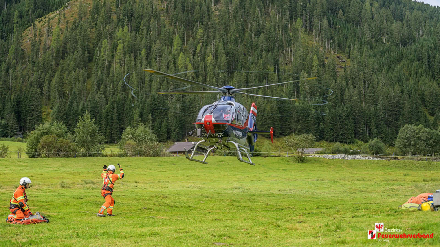 Hubschrauber bei Großübung gegen Vegetationsbrand im Zillertal