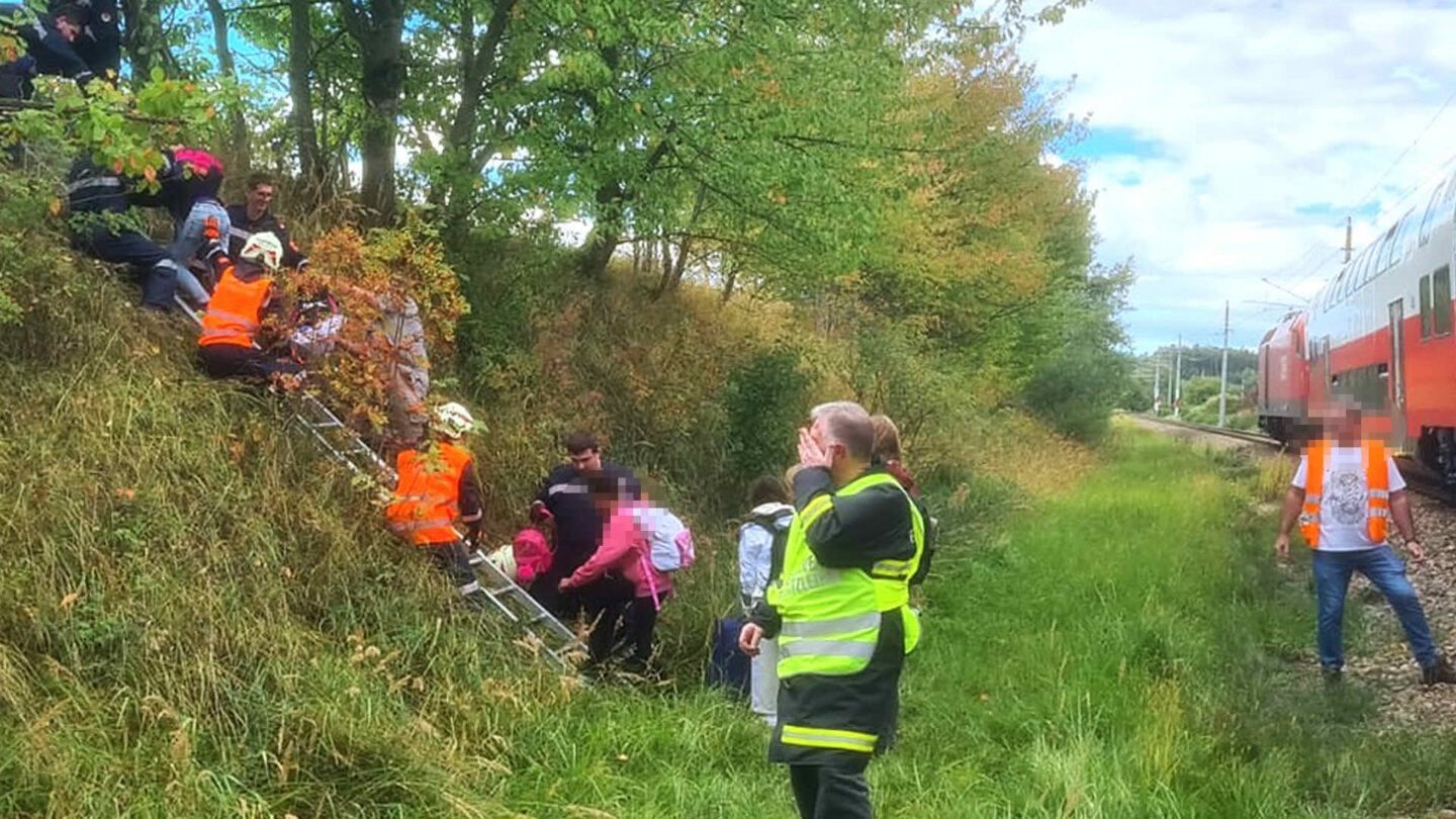 Zug gegen PKW, rund 100 Personen mittels Leiter evakuiert