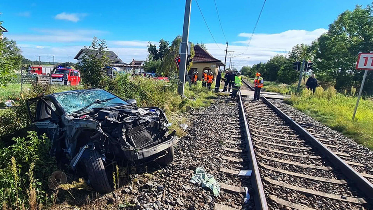 Der stark beschädigte PKW am Bahndamm
