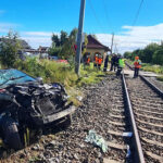 Der stark beschädigte PKW am Bahndamm