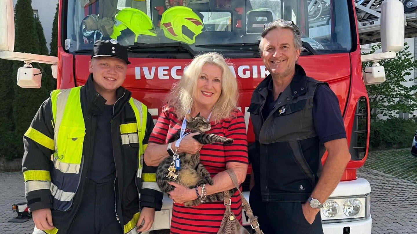 HFW Villach: Kater mittels Feuerwehrdrehleiter gerettet 4 Rettungsteam mit Kater "Tiger" und den erleichterten Besitzern