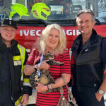 Rettungsteam mit Kater "Tiger" und den erleichterten Besitzern