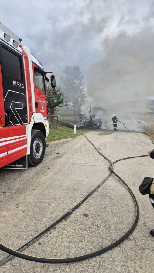 Traktor mit Güllefass ausgebrannt