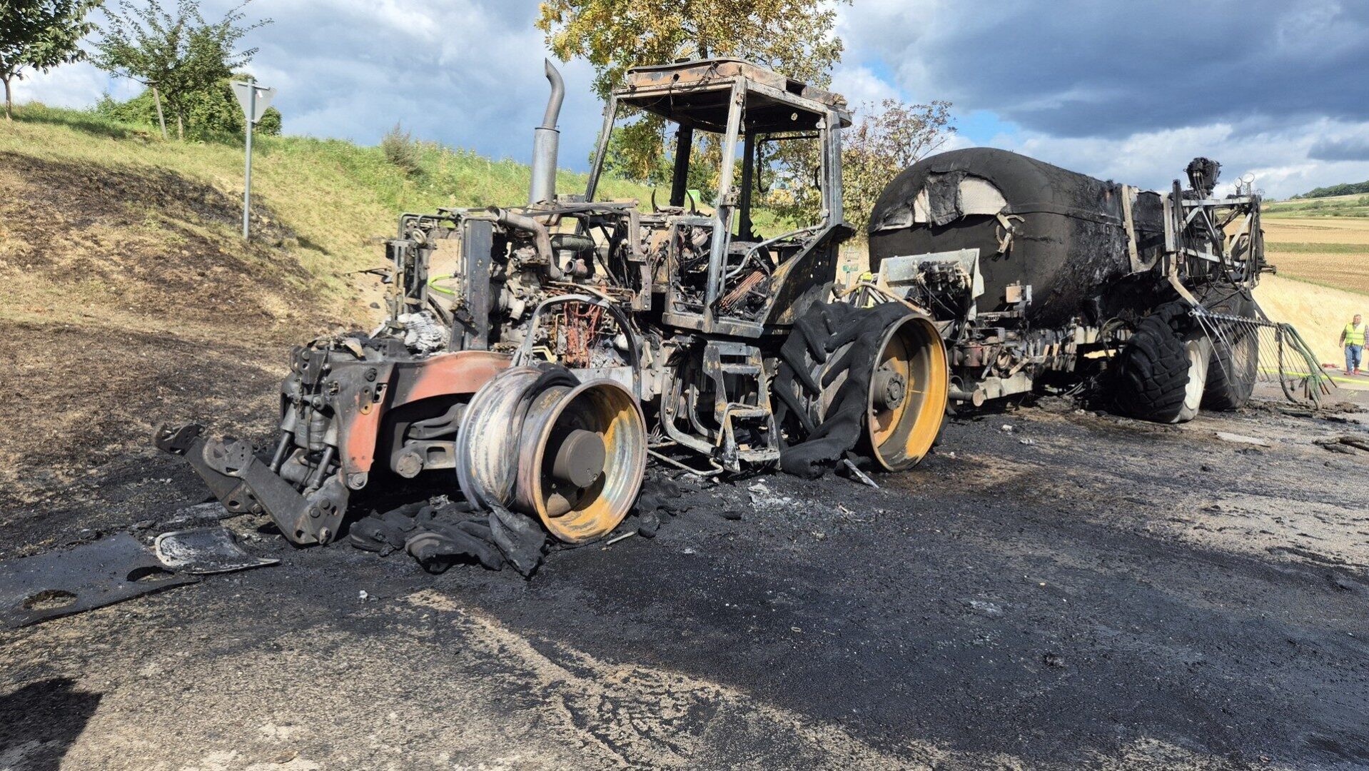 FF Statzendorf: Traktor mit Güllefass in Anzenberg ausgebrannt