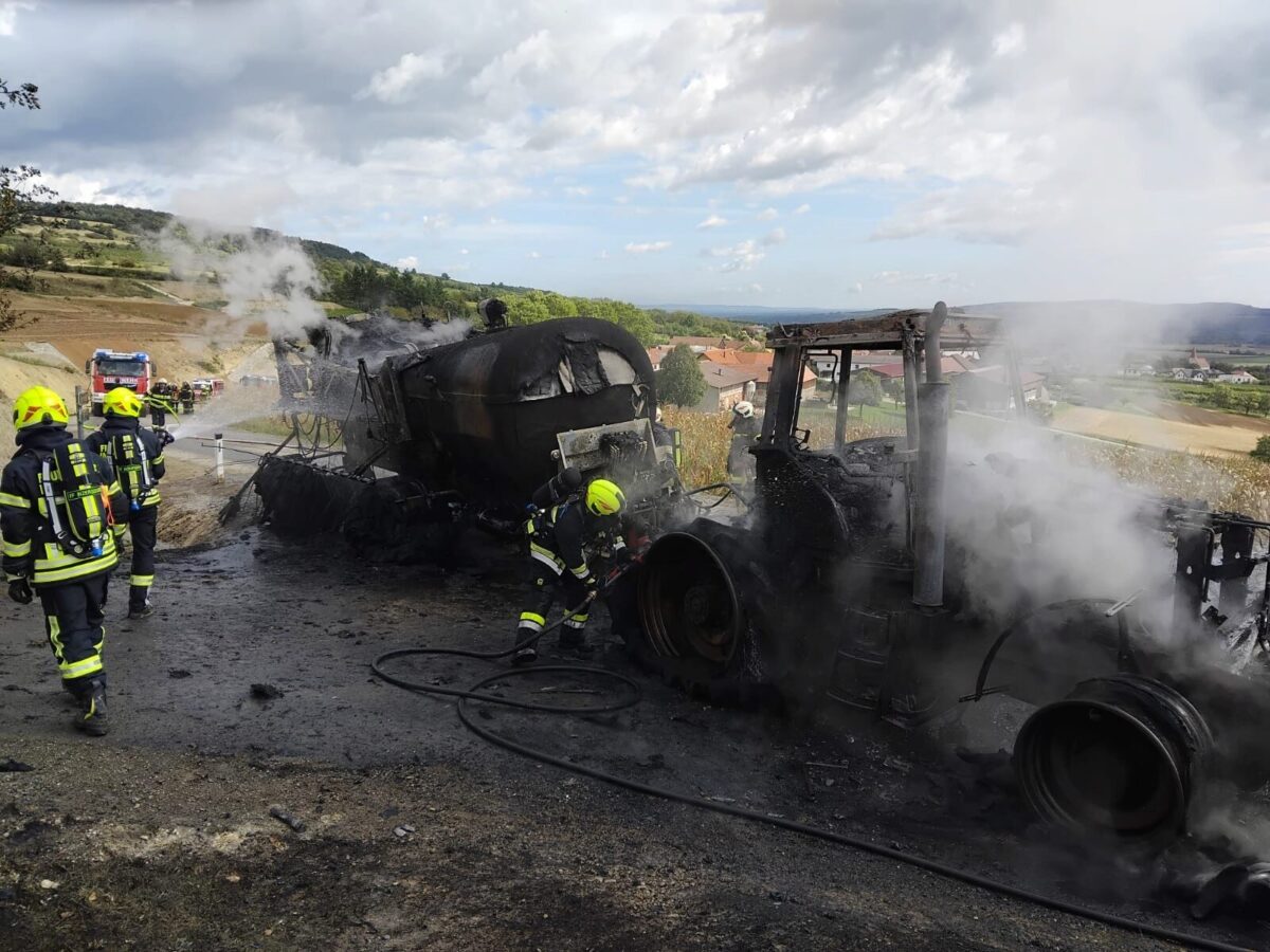Traktor mit Güllefass ausgebrannt