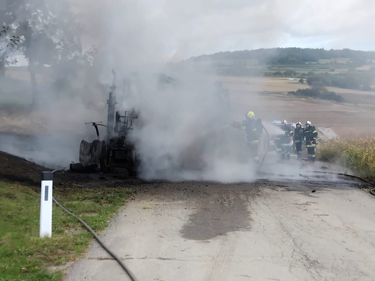 Traktor mit Güllefass ausgebrannt