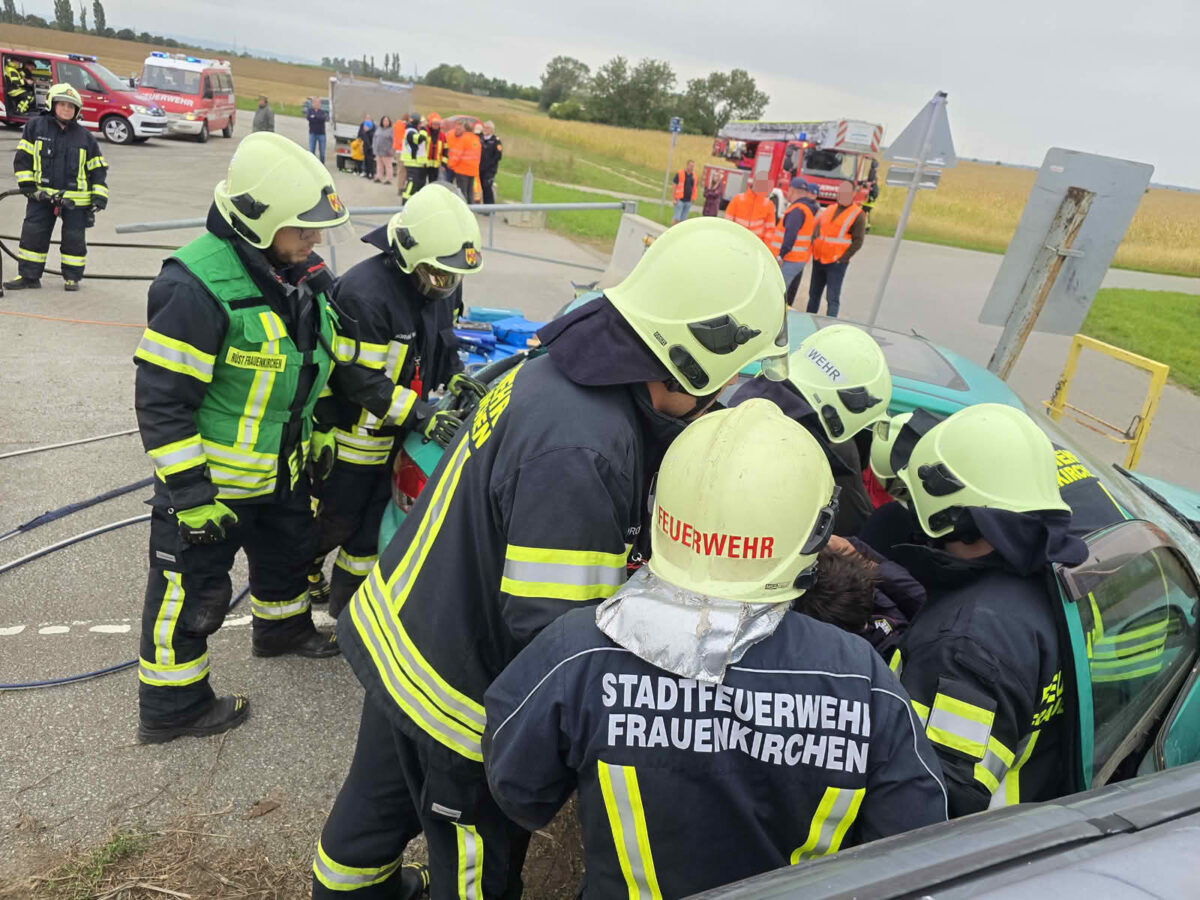 Feuerwehrleute befreien die Verletzten