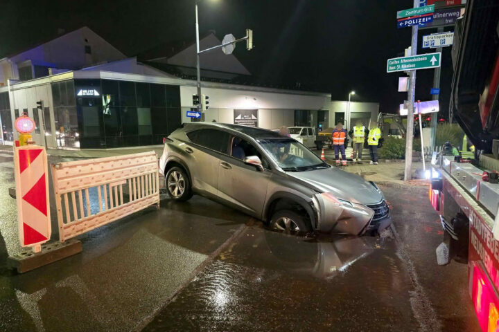 PKW in Künette