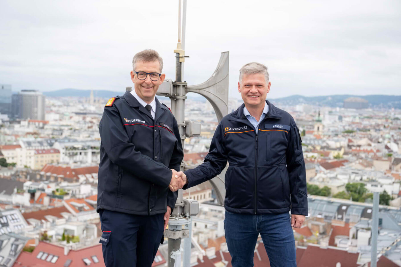 Sirenensignale sind den Ăsterreicher:innen kaum bekannt 2 Bundesfeuerwehrverband-PrĂ€sident Robert Mayer (li.) und ĂZSV-PrĂ€sident Andreas Hanger (re.) ĂŒber Sirenensignale