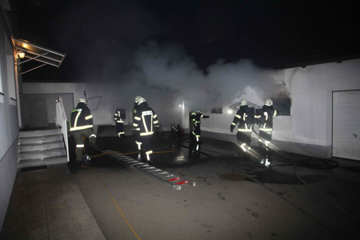 Werkstätte in Vollbrand