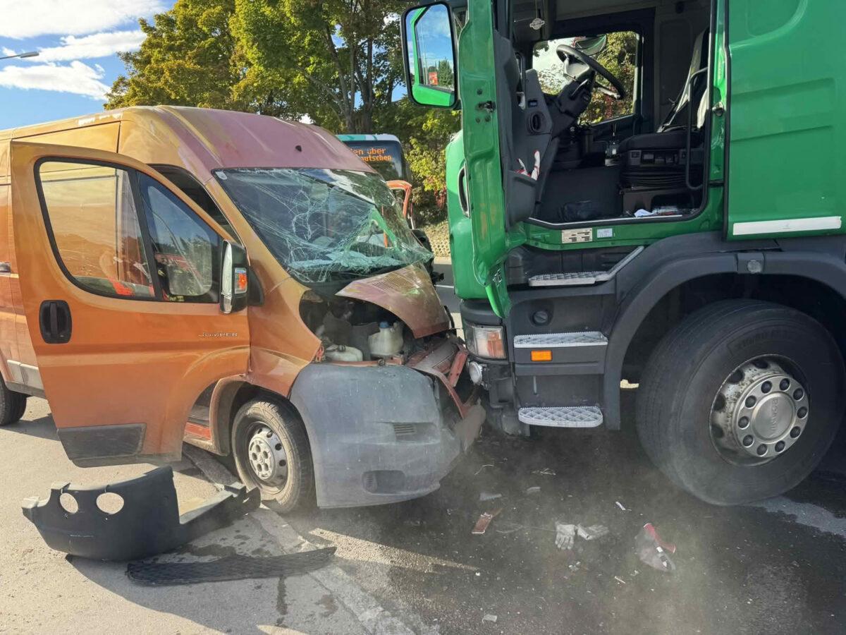 LKW kollidiert mit Kleintransporter