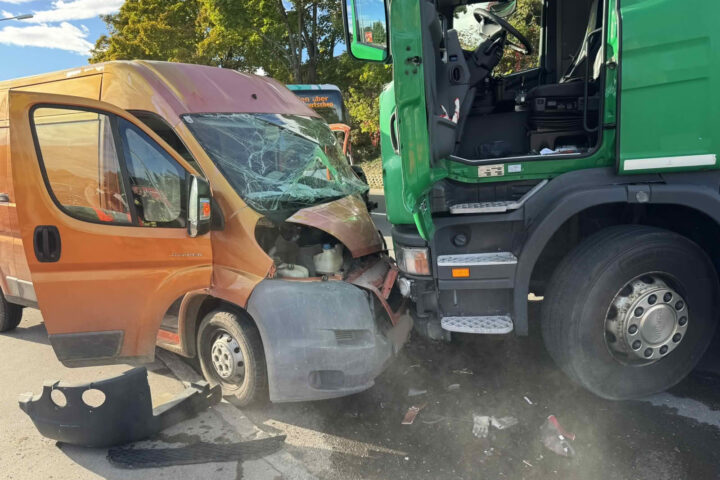 LKW kollidiert mit Kleintransporter