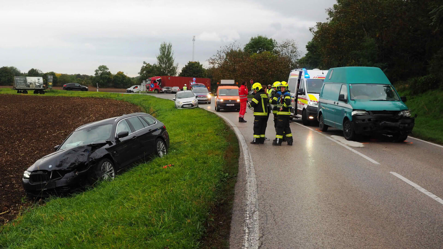 Frontalzusammenstoß zweier PKW - ein PKW steht im Feld