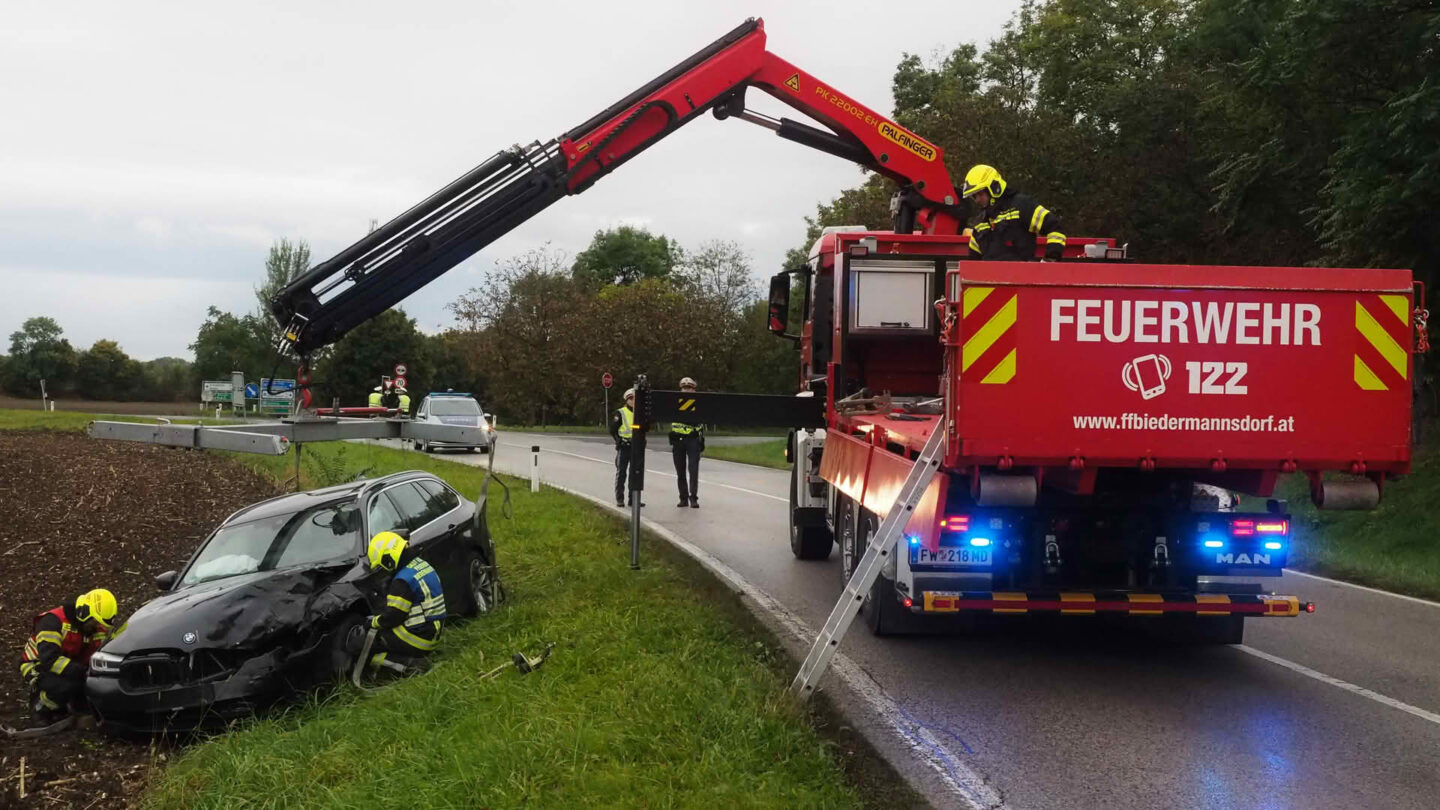 PKW wird mit Ladekran geborgen