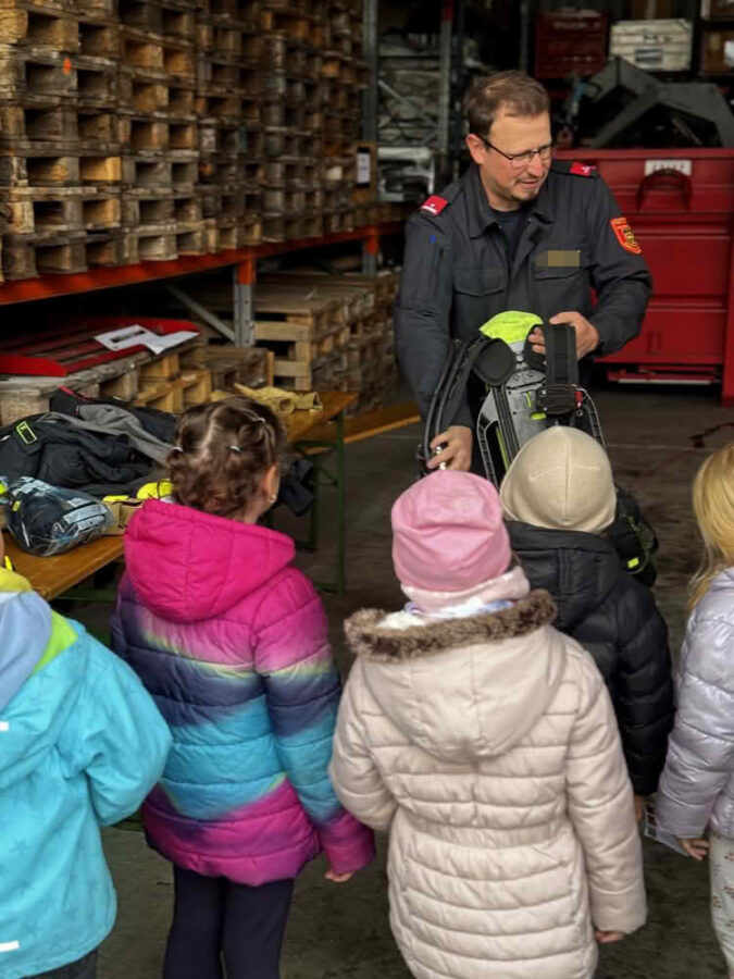 Kremser Kinder entdecken Feuerwehr, Polizei & Rotes Kreuz