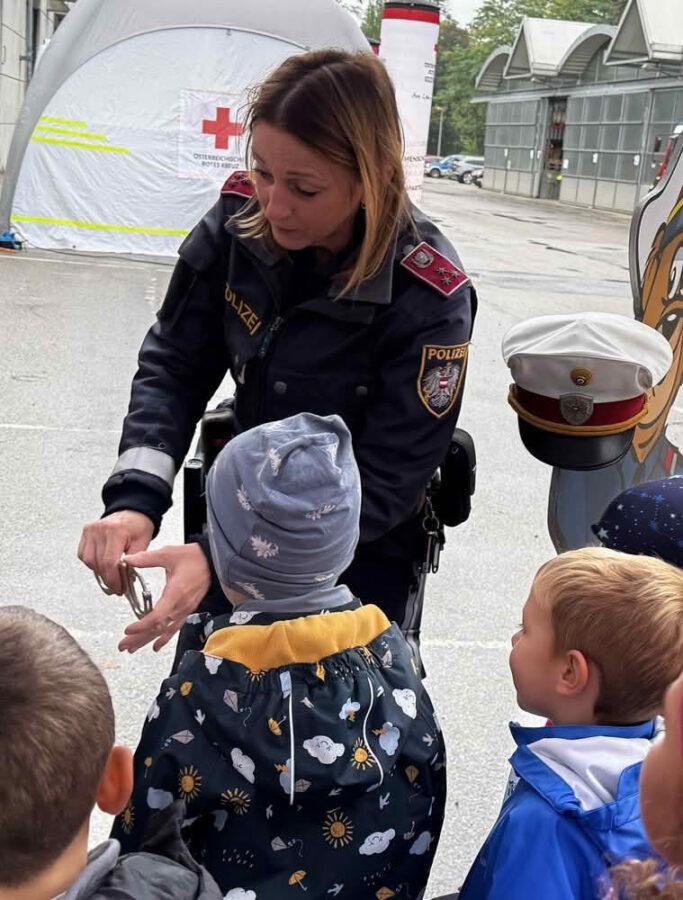 Kremser Kinder entdecken Feuerwehr, Polizei & Rotes Kreuz