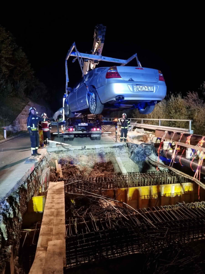 Turbulenter Wochenbegin - PKW in Baugrube