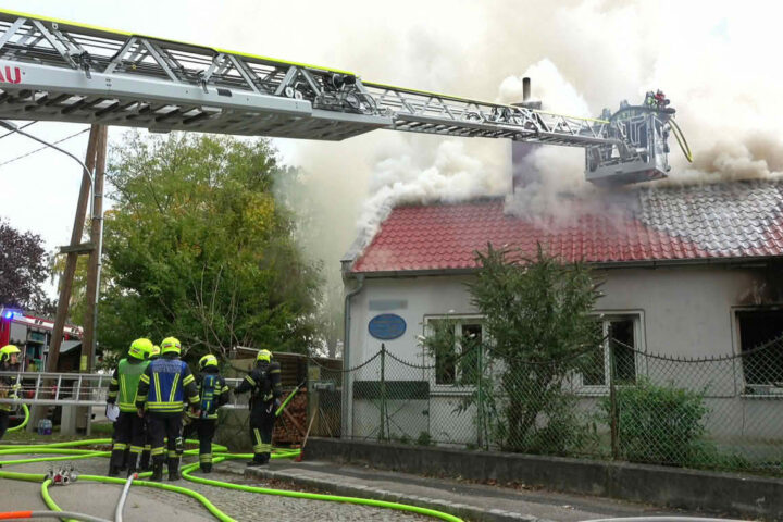 BFKDO Baden: Wohnhausbrand in Schönau a.d.Triesting fordert Einsatzkräfte!