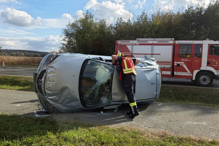 FF Mogersdorf-Ort: Kollision mit Hirsch forderte eine verletzte Person