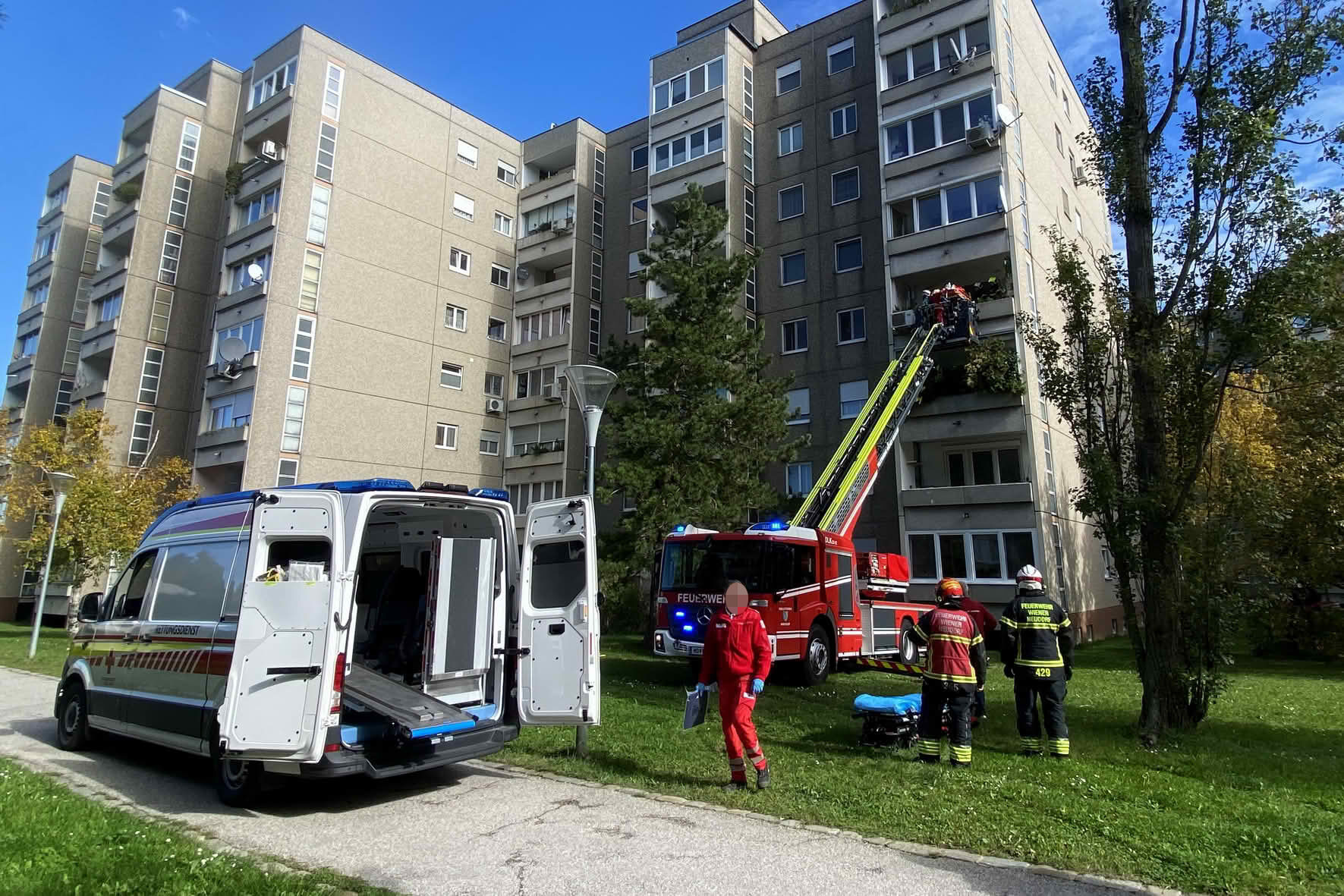 FF Wiener Neudorf: Drehleitereinsatz nach erfolgreicher Wiederbelebung