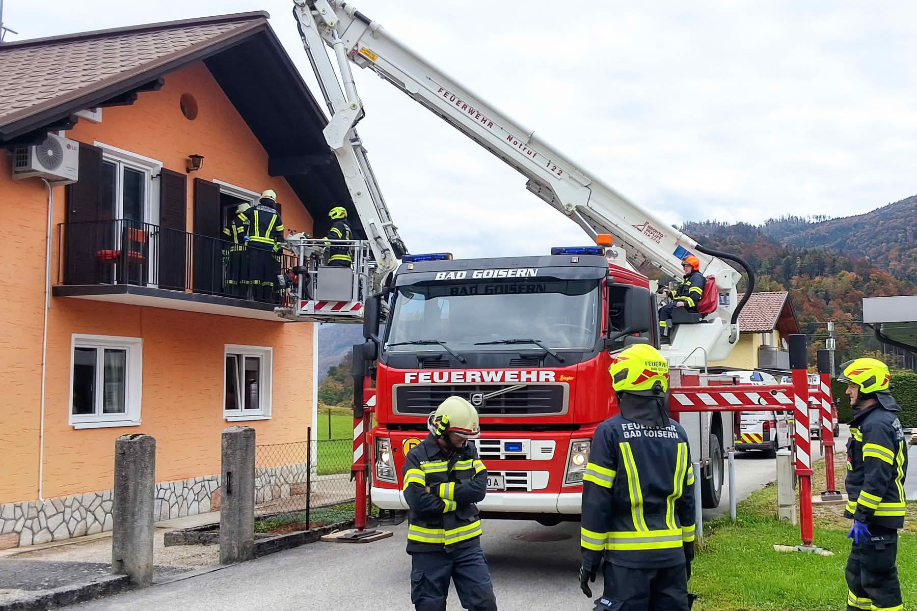 FF Bad Goisern: Patiententransport mit Hubrettungsbühne