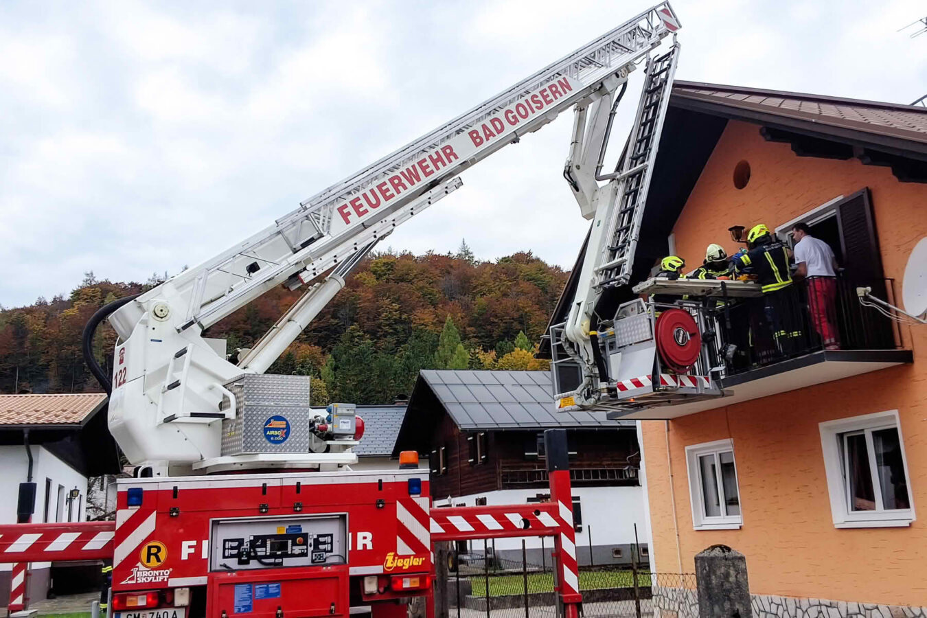 Patiententransport mit Hubrettungsbühne