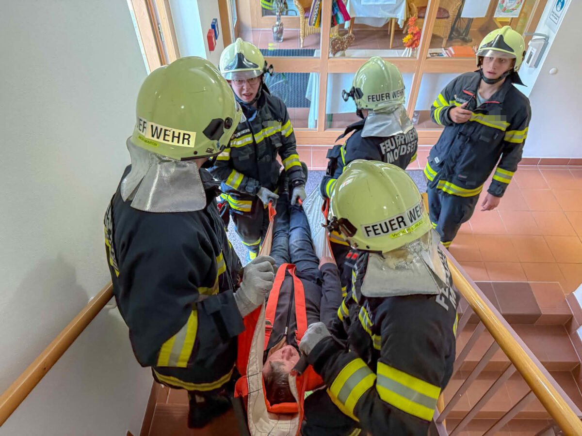 Person wird mit Tragetuch aus Seniorenwohnheim gerettet