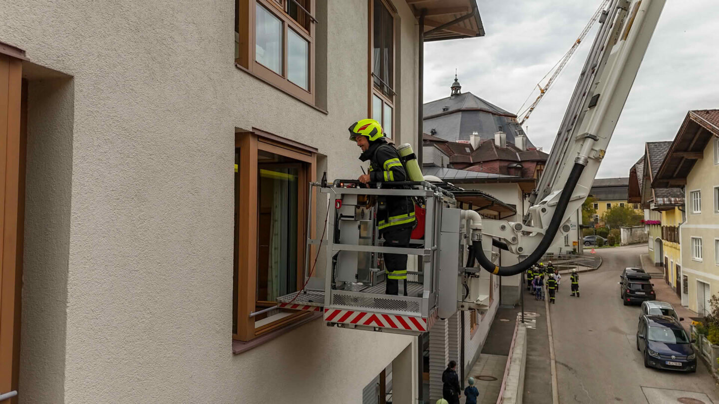 Realistische Übung im Seniorenwohnheim