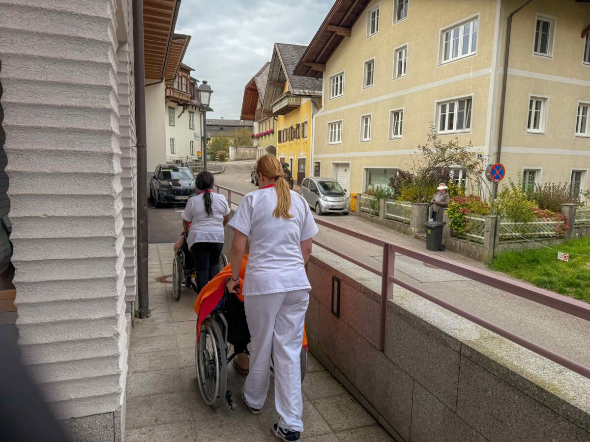 Pflegepersonal evakuiert Bewohner