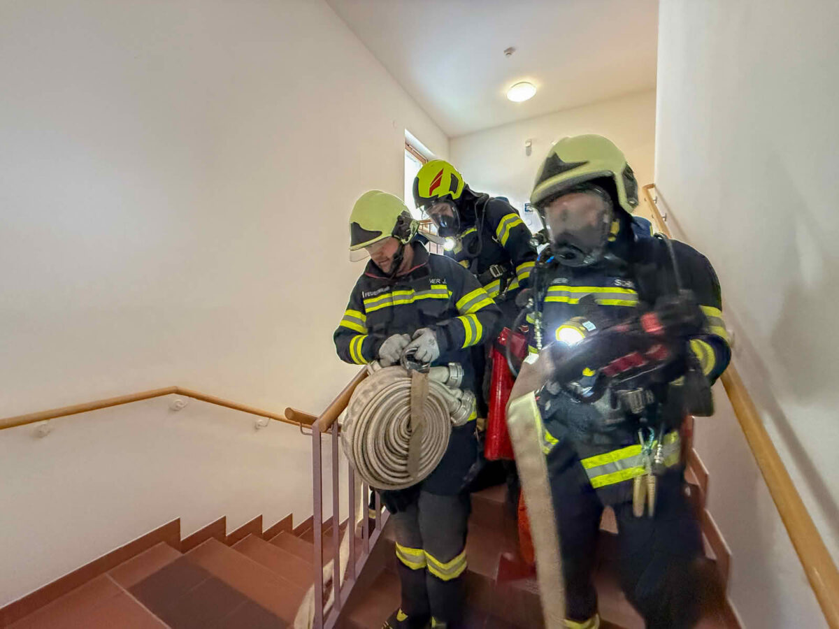 Realistische Übung im Seniorenwohnheim