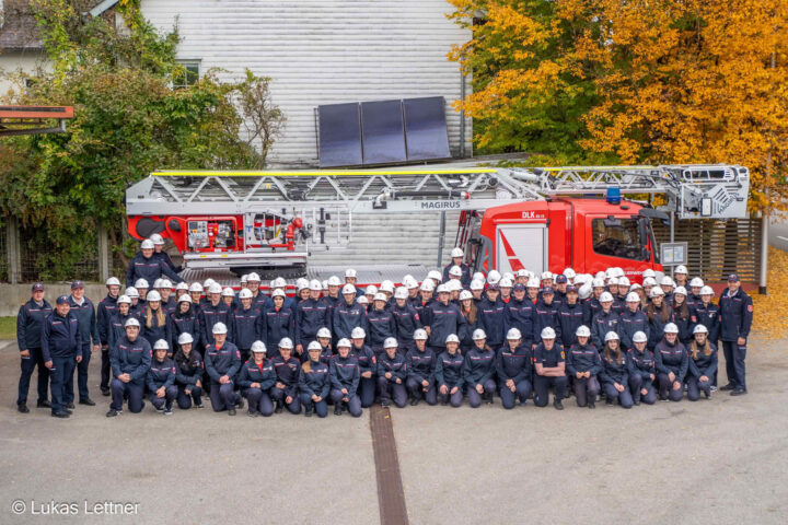 Gruppenfoto vor Drehleiter