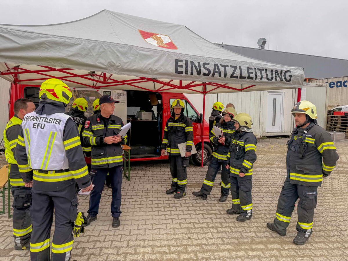 Oberwang: Abschnittsübung im Gewerbegebiet mit 221 Einsatzkräften 12 Abschnittsübung im Gewerbegebiet