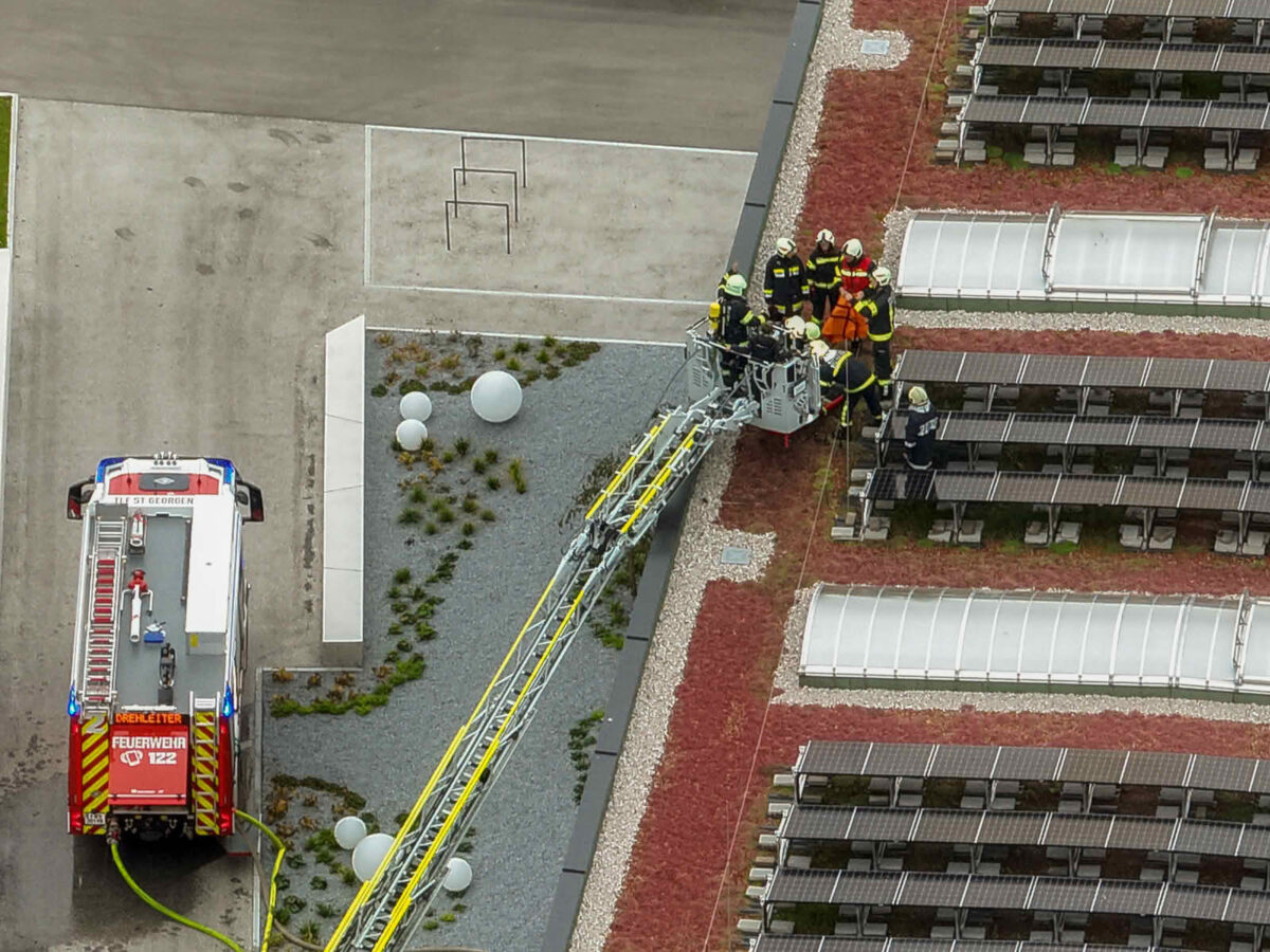 Oberwang: Abschnittsübung im Gewerbegebiet mit 221 Einsatzkräften 19 Abschnittsübung im Gewerbegebiet