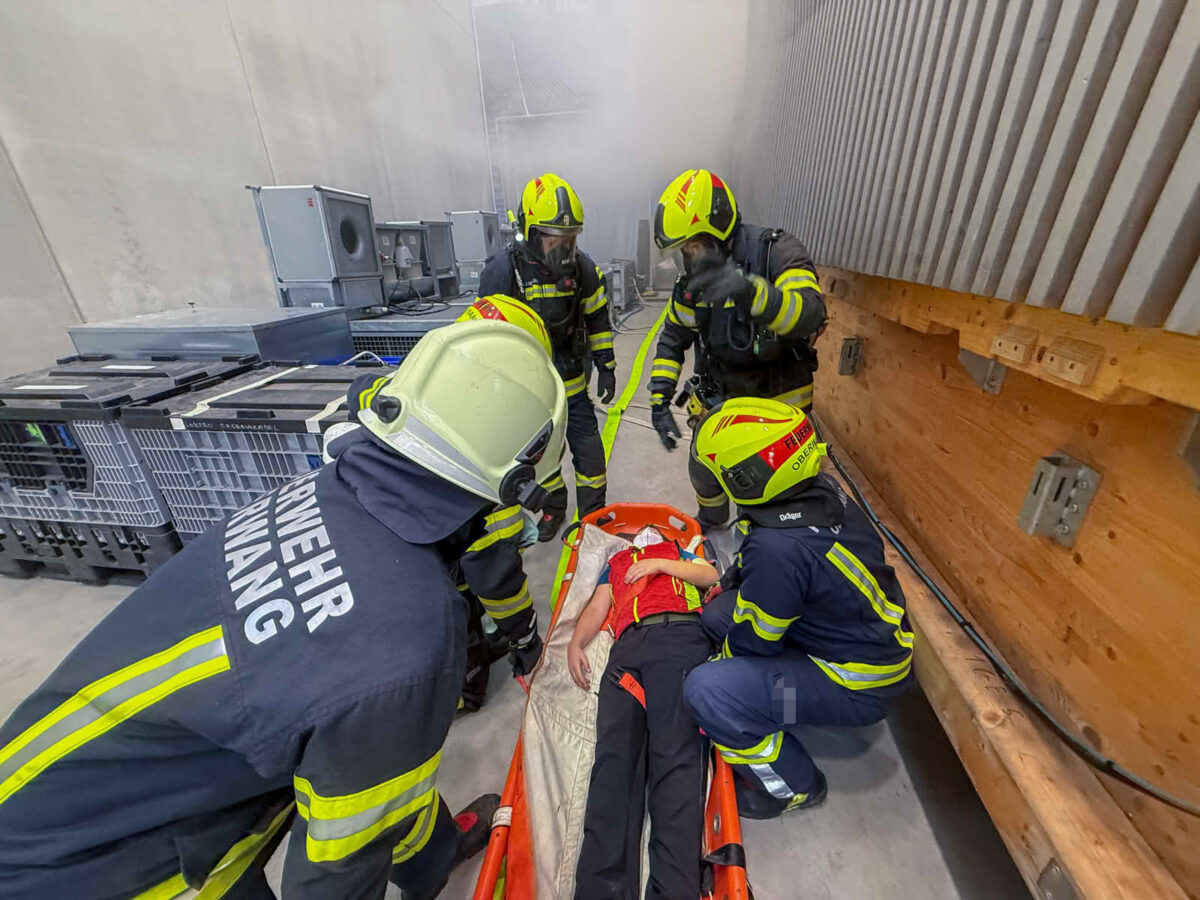 Oberwang: Abschnittsübung im Gewerbegebiet mit 221 Einsatzkräften 3 Abschnittsübung im Gewerbegebiet