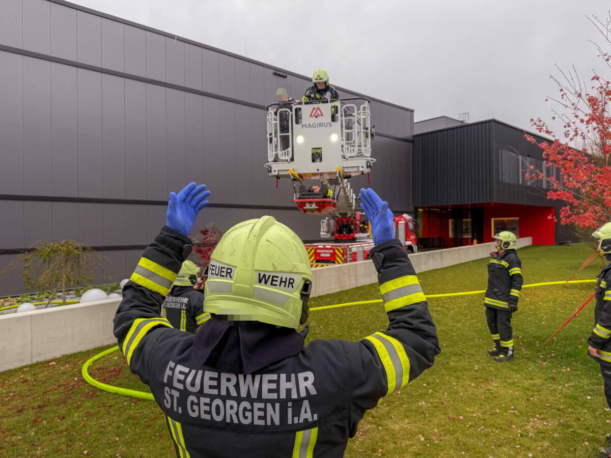 Oberwang: Abschnittsübung im Gewerbegebiet mit 221 Einsatzkräften 8 Abschnittsübung im Gewerbegebiet