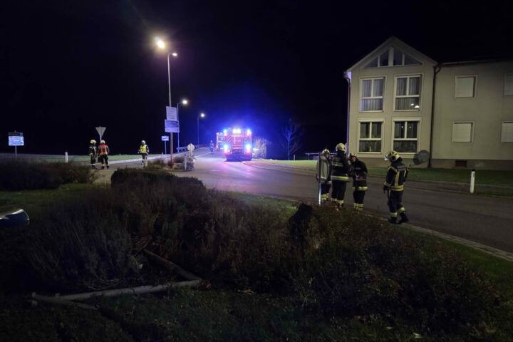 FF Weistrach: PKW überfährt Kreisverkehr 10 PKW überfährt Weistracher Kreisverkehr